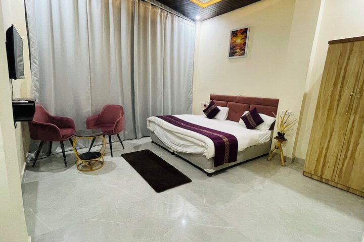 Room 7 of 11