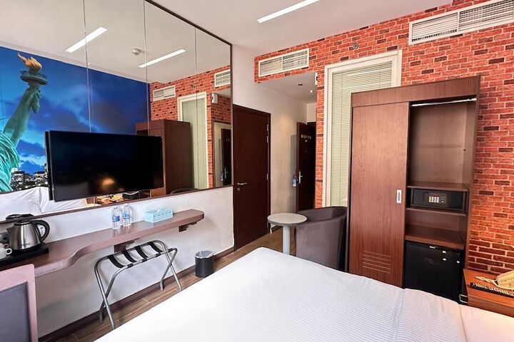 Room 4 of 16