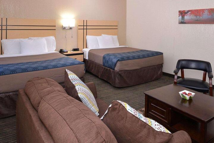 1 Queen Bed (5 of 17)