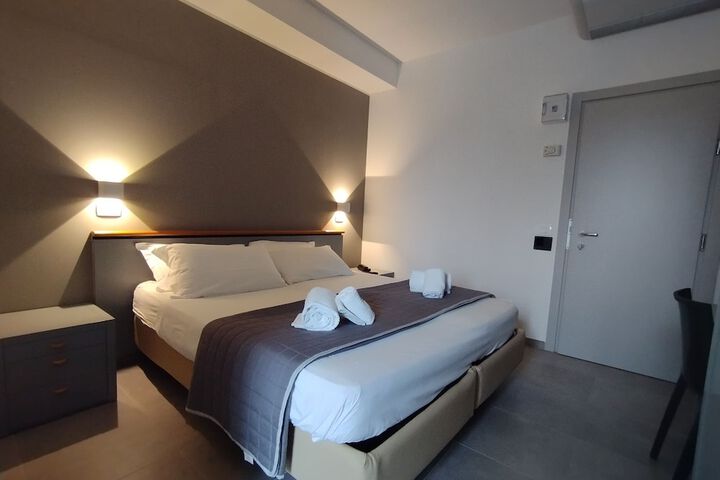 Room 9 of 42