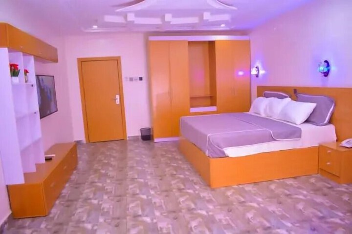 Room 4 of 65