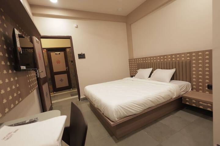 Room 4 of 8