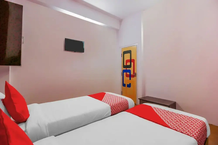 Room 6 of 10