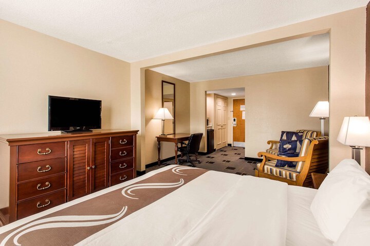 Standard King Bed Accessible (21 of 22)