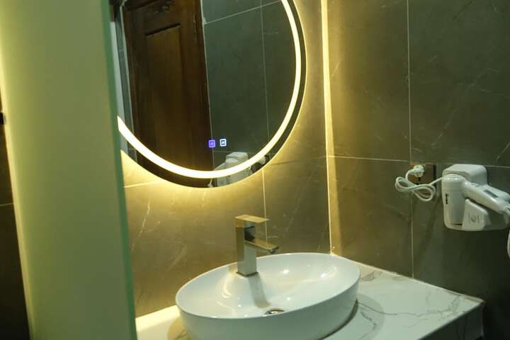 Room 9 of 18