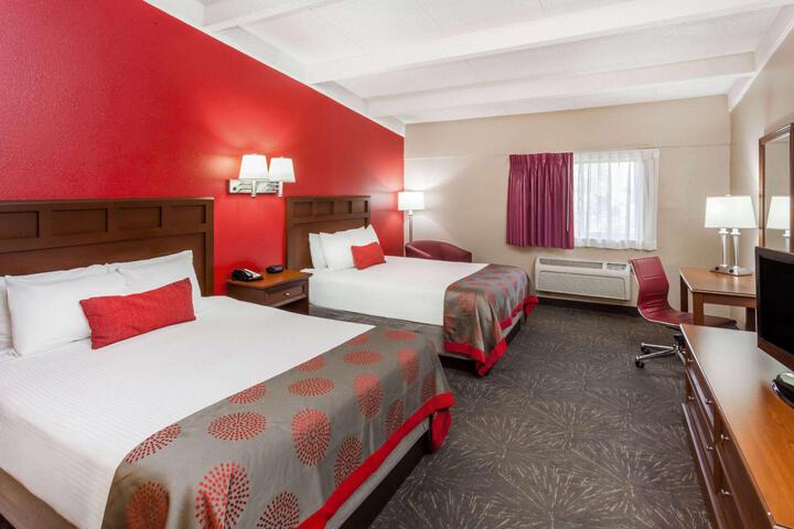 2 Queen Beds (5 of 9)