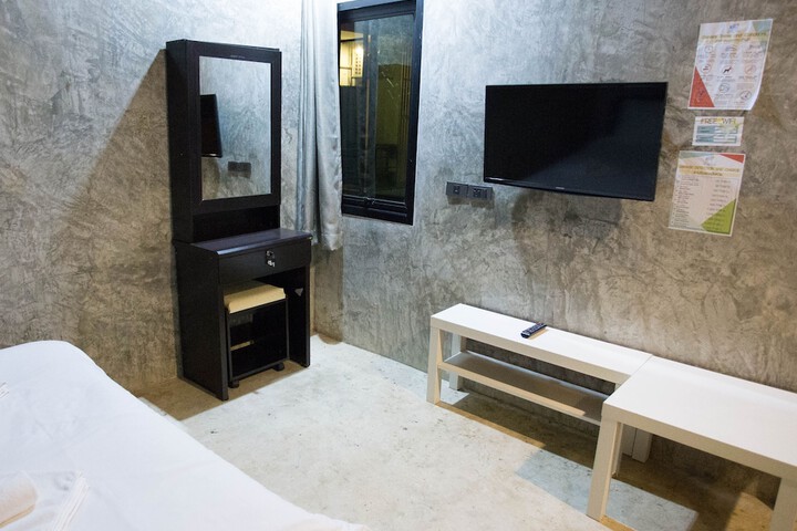 Room 13 of 33