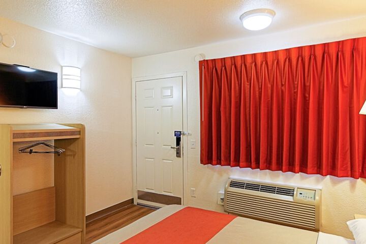 1 Queen Bed Micfridge (13 of 13)