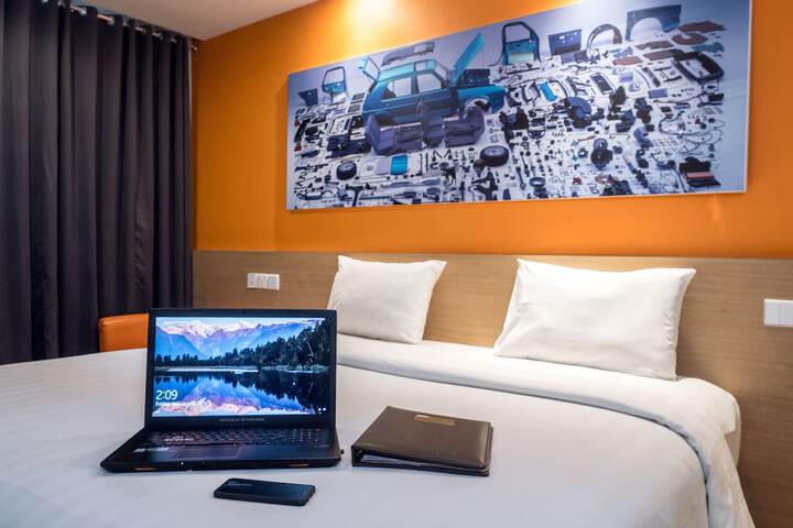 Room 9 of 103