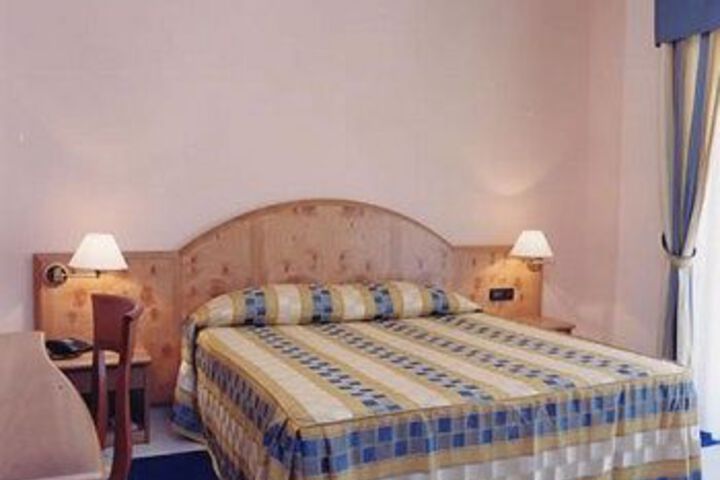 Room 4 of 33