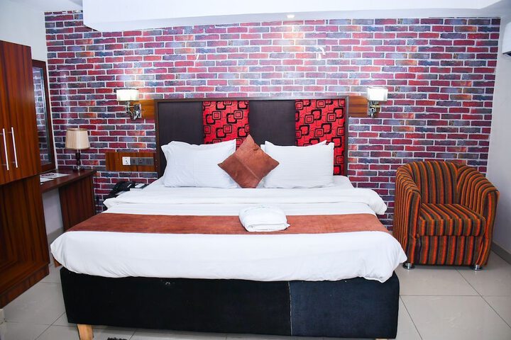 Room 4 of 37