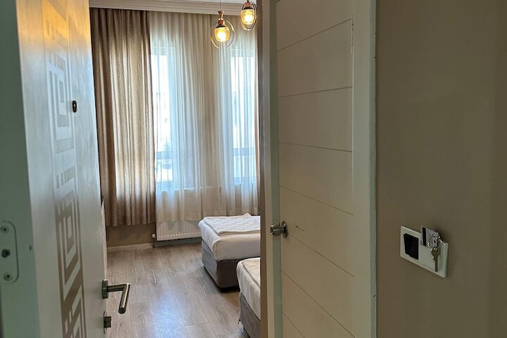 Room 4 of 77