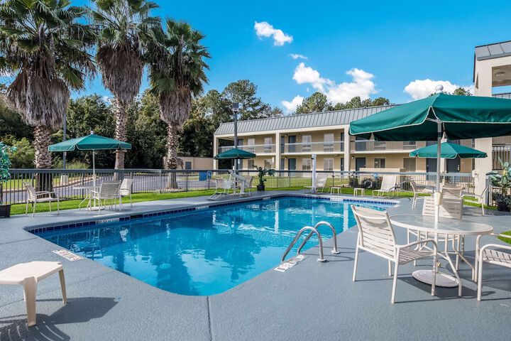 Hotel with Pool