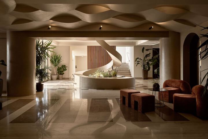 Lounge 196 of 212