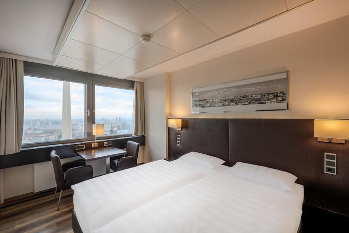 Room 43 of 157