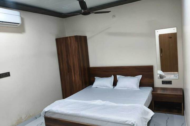 Room 7 of 18