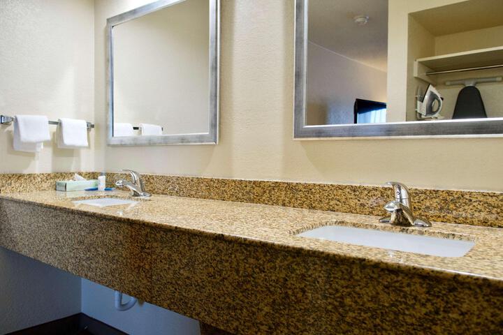 2 Queen Beds Pet Friendly Room Pillow Top Mattress Microwave and Refrigerator High Speed Internet Accessible Coffee Maker Full Breakfast (16 of 17)