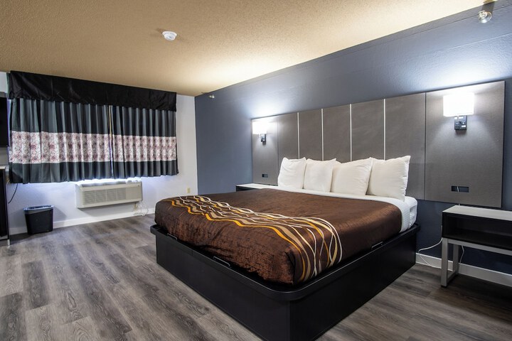 1 King Bed (15 of 15)