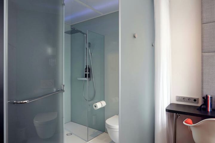 Room 26 of 60