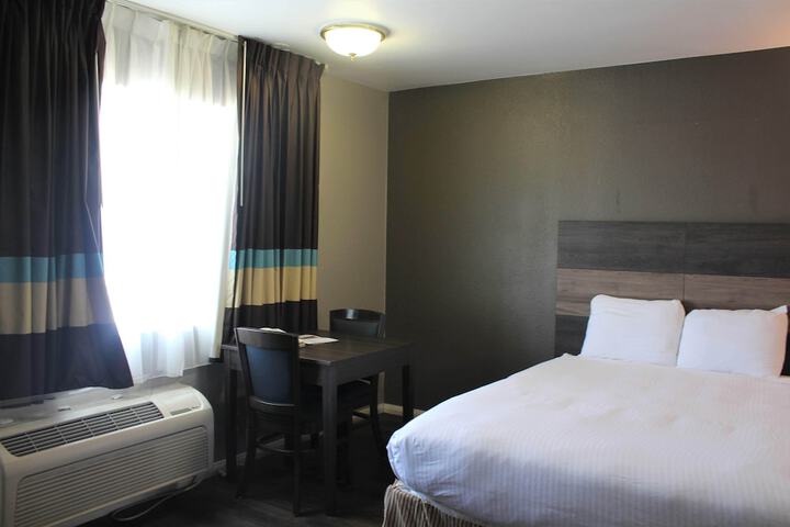 Business King Bed (12 of 14)