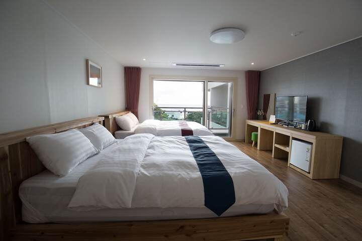Room 6 of 77