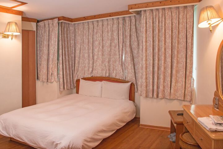 Room 8 of 16