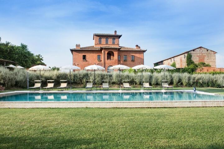 Hotel with Pool