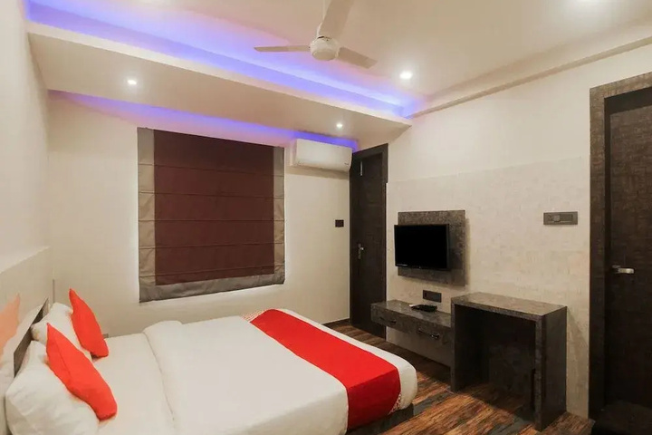 Room 5 of 12