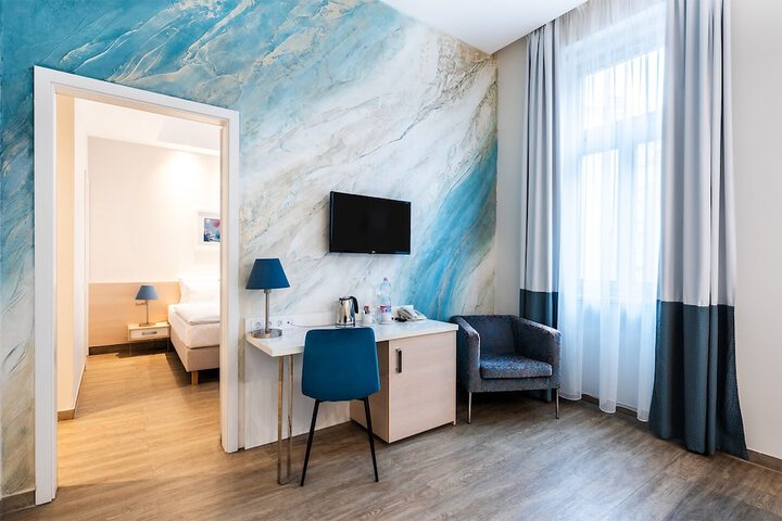 Room 12 of 80