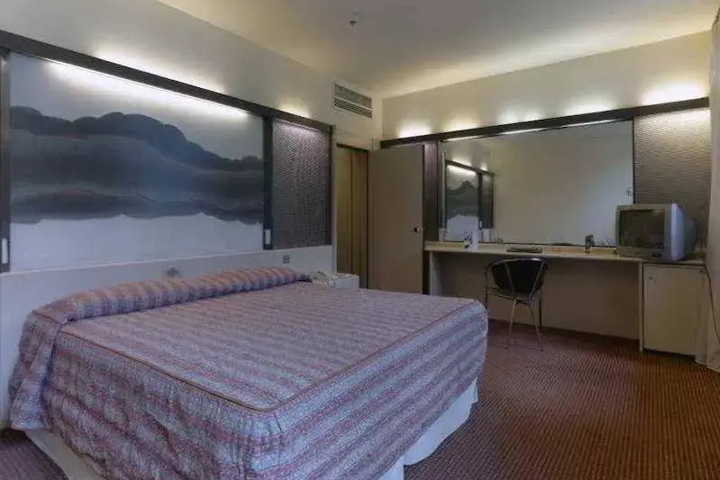 Room 4 of 5