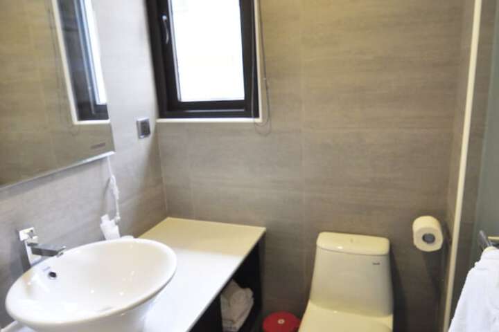 Room 16 of 28