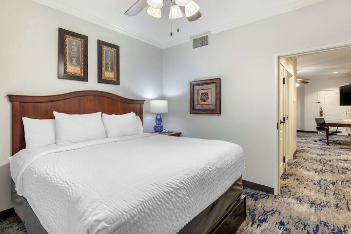 1 King Bed (6 of 22)