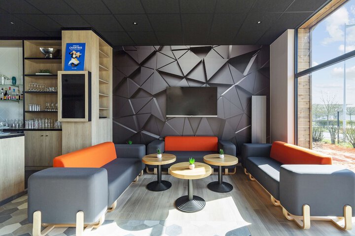 Lounge 60 of 81