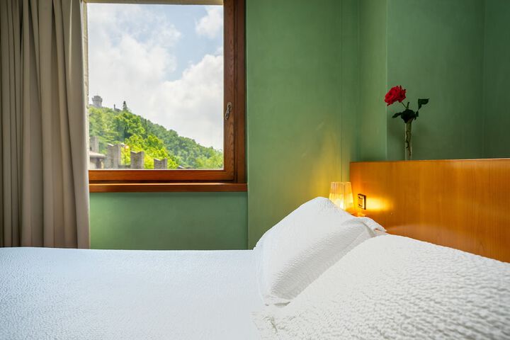 Room 15 of 83