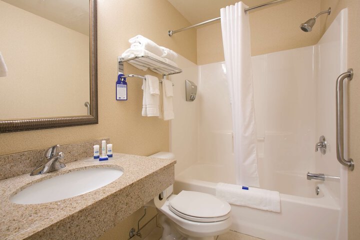 Suite 2 Queen Beds Sofa Bed Microwave and Refrigerator Full Breakfast (11 of 59)