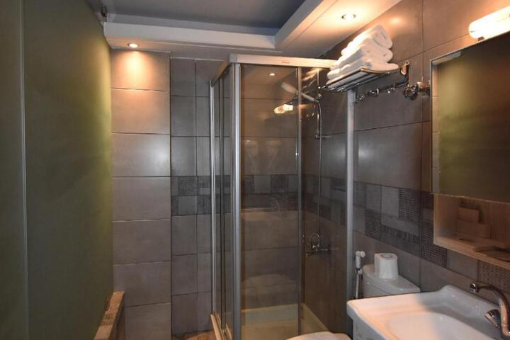 Crown Royal Hotel Tyr