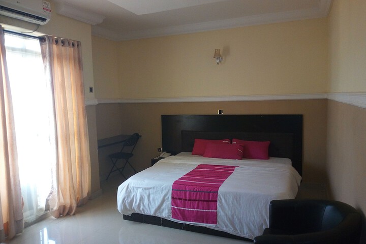 Room 10 of 18