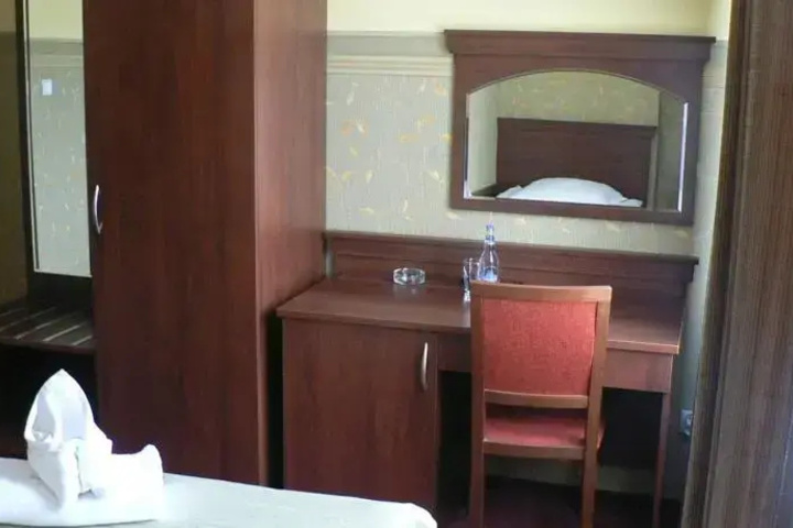Room 5 of 9
