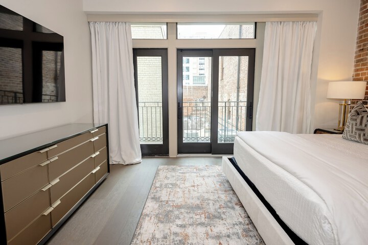 Room 93 of 371