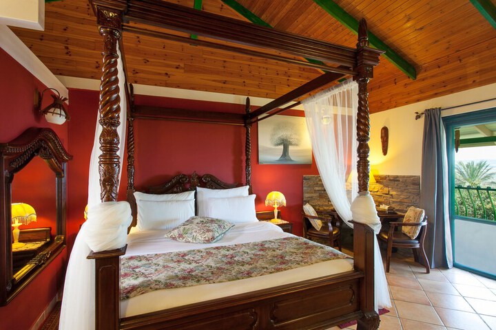 Room 2 of 8