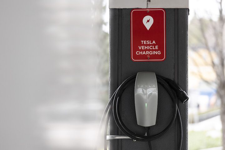 Electric vehicle charging station