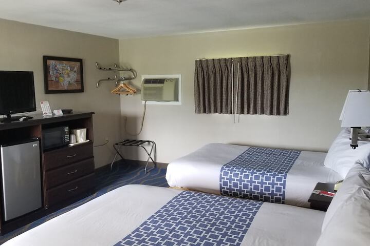 Queen Bed Accessible (2 of 18)