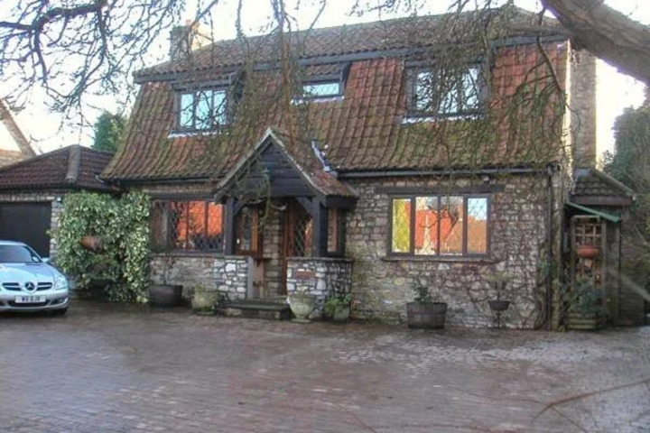 CROSSOVER HOUSE