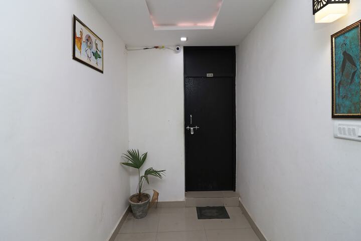OYO FLAGSHIP 24679 HOTEL GREEN HOUSE