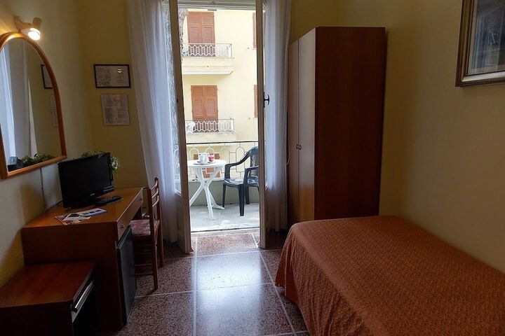Room 17 of 65
