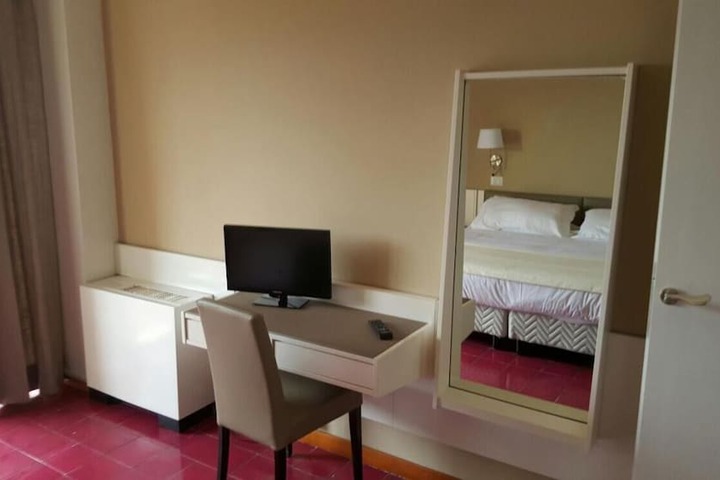 Room 11 of 50