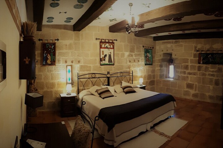 Room 25 of 77