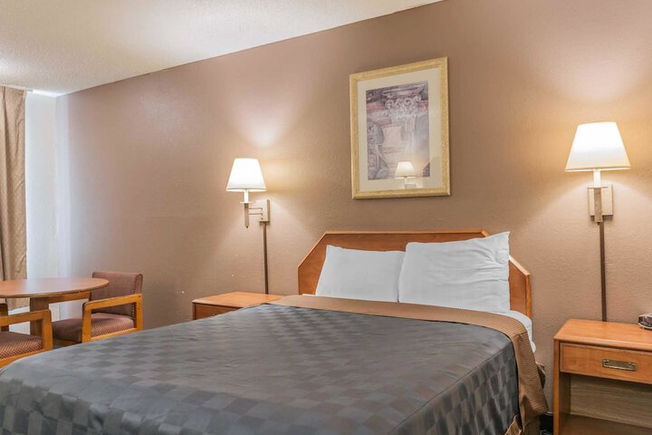 1 Queen Bed (2 of 22)