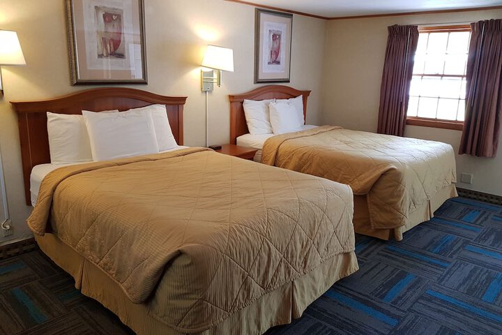 Basic 2 Queen Beds River View (16 of 17)