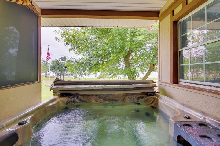 Cozy Lake Eufaula Hideaway w / Fire Pit & Hot Tub!